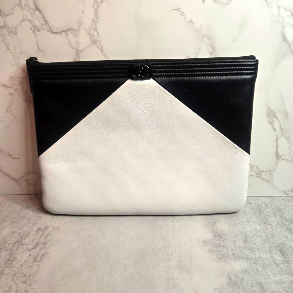 Chanel Boy O-Case clutch in Black and White